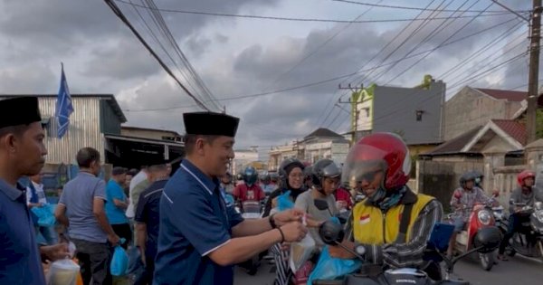 Ramadan Penuh Berkah, DPD PAN Gowa Bagi Takjil ke Jalan