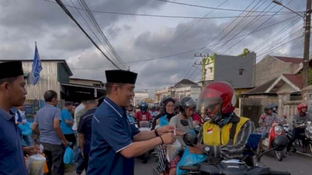 DPD PAN Gowa bagi 800 takjil di jalan Andi Tonro, Sungguminasa ||ho_yoz@harian.news 