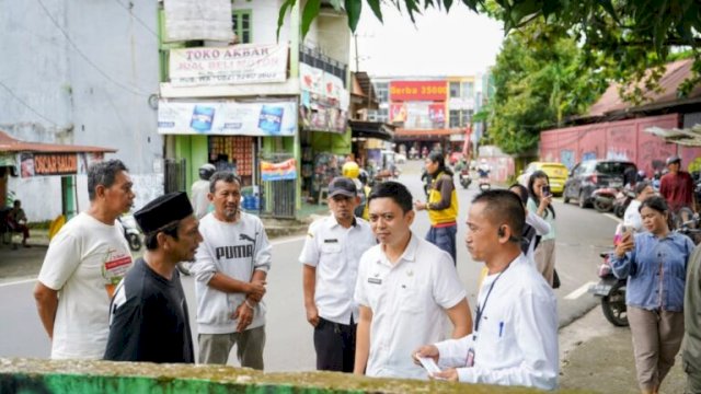 Camat Biringkanaya, Maharuddin, melakukan peninjauan langsung terhadap lokasi aset milik Pemerintah Kota Makassar yang berada di belakang Pasar Daya Lama, Rabu (4/3/2026).&nbsp;