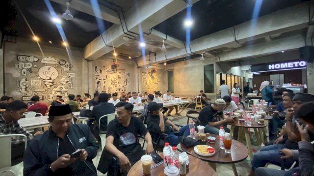 IKA Unhas Pererat Hubungan dengan Pers Lewat Bakti Sosial dan Bukber Ramadan