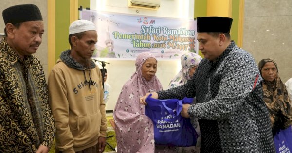 Safari Ramadan Pemkot Makassar, Munafri Serahkan Paket Pangan untuk Jamaah di Untia