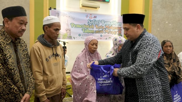 Safari Ramadan Pemkot Makassar, Munafri Serahkan Paket Pangan untuk Jamaah di Untia