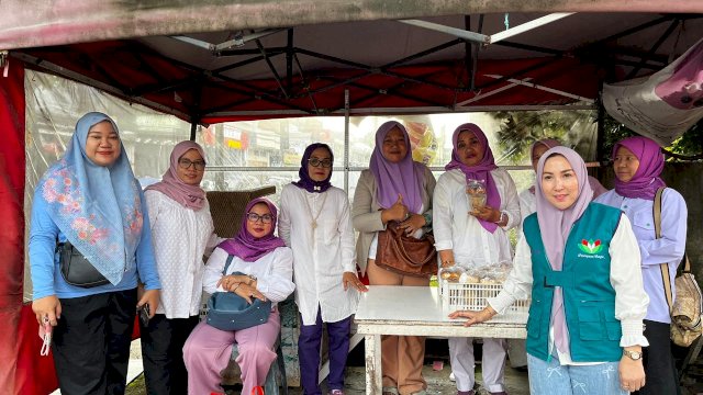 DPW Perempuan Bangsa Sulsel berbagi di jalan. (Dok. Ist)