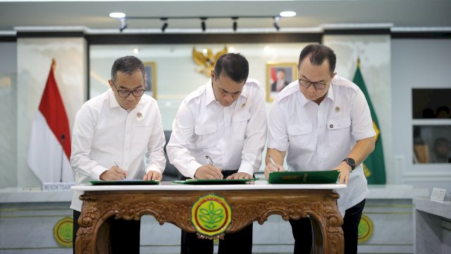 Mentan Amran Sulaiman melakukan penandatanganan kerjasama. (Dok. Kementan)