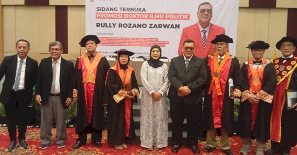 Disertasi tentang Relawan Dozer Antarkan Rully Rozano Zarwan Jadi Doktor Ilmu Komunikasi Unhas