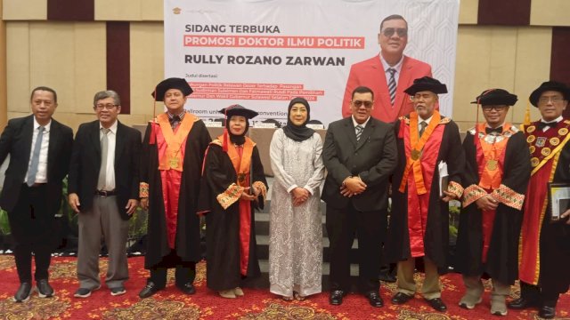 Disertasi tentang Relawan Dozer Antarkan Rully Rozano Zarwan Jadi Doktor Ilmu Komunikasi Unhas
