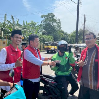 Ringankan Beban Pengemudi Ojol, PDIP Makassar Tebar 450 Voucher BBM Gratis