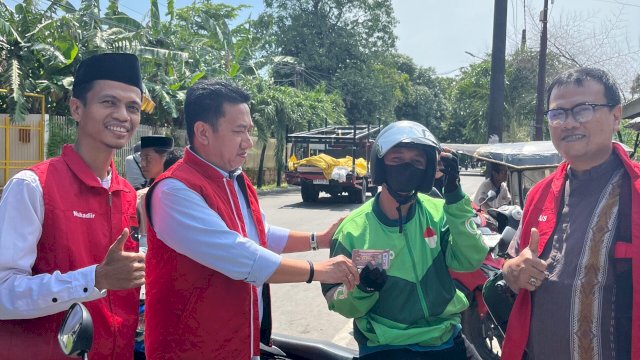 Ringankan Beban Pengemudi Ojol, PDIP Makassar Tebar 450 Voucher BBM Gratis