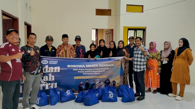 Semen Bosowa Salurkan Bantuan Sembako untuk Warga Kurang Mampu di Barru