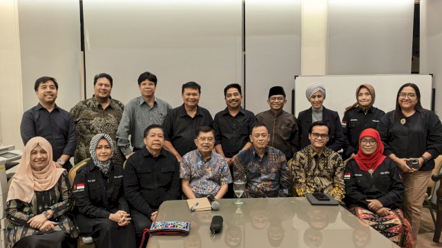 Pakar komunikasi Affendi Gazali bersama Jusuf Kalla, Sabtu (14/3). (Dok. Ist)