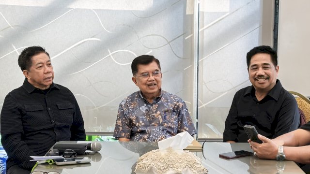 M. Jusuf Kalla (tengah) di kediamannya di Jakarta Selatan, Sabtu (14/3). (Dok. Ist)