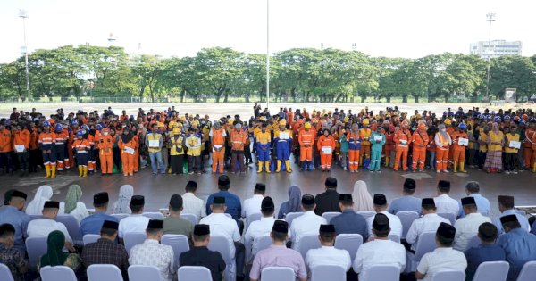 Apresiasi Garda Terdepan Kota, Munafri Serahkan Paket Lebaran untuk Satgas Kebersihan