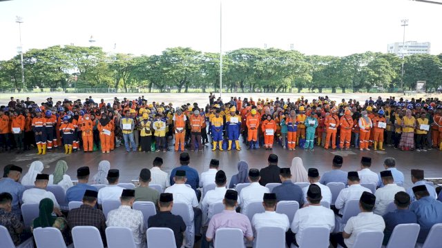 Apresiasi Garda Terdepan Kota, Munafri Serahkan Paket Lebaran untuk Satgas Kebersihan