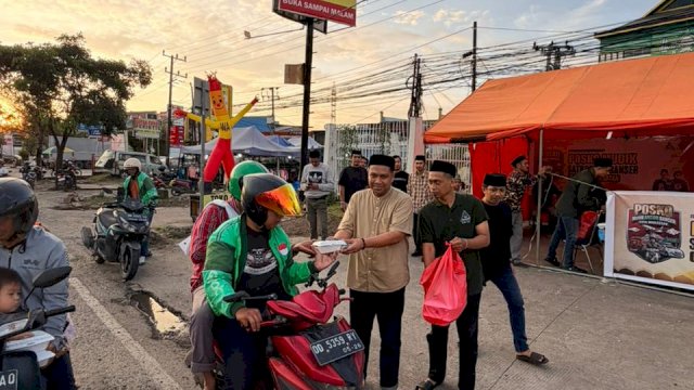 GP Ansor Sulsel Berbagi Takjil di Posko Mudik Banser Makassar