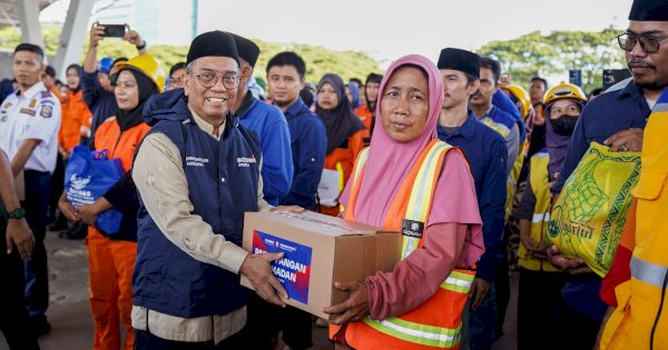 Bosowa Peduli–Pemkot Makassar Kolaborasi Salurkan 1.000 Paket Sembako untuk Petugas Layanan Publik