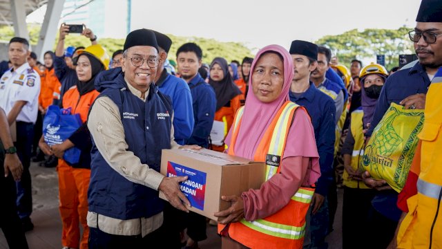 Bosowa Peduli&ndash;Pemkot Makassar Kolaborasi Salurkan 1.000 Paket Sembako untuk Petugas Layanan Publik