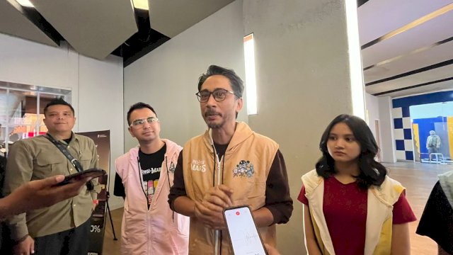 Raffi Ahmad (kiri kacamata) dan Sutradara Film Pelangi di Mars saat berkunjung di Makassar spesial screening. (Foto: dok HN)