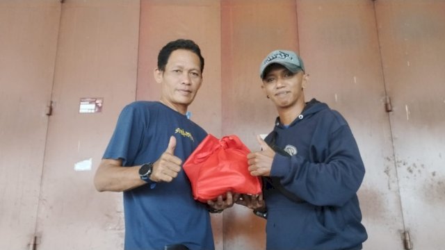Elang Suganda saat memberikan paket sembako kepada Azhari ||ist
