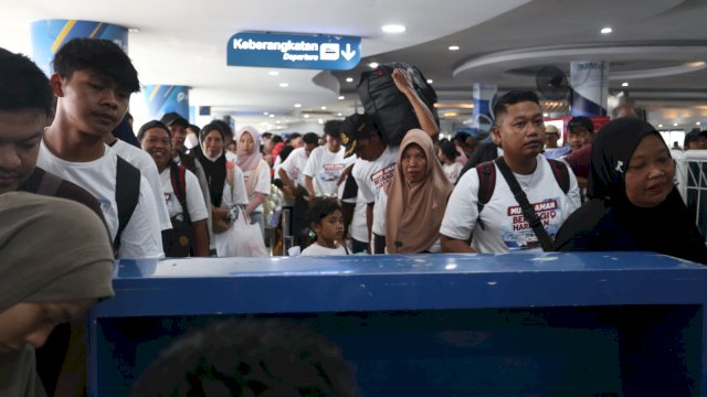 Penumpang pelabuhan Soekarno Hatta Makassar, beberapa waktu lalu. (Dok. Pelindo 4)