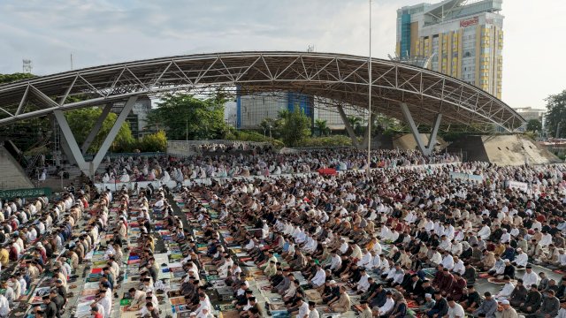 Lapangan Karebosi Makassar dipenuhi jamaah shalat Idulfitri, Sabtu (21/3). 