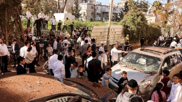 Foto: Warga berkumpul untuk melihat kerusakan setelah Iran melancarkan serangan rudal di Bnei Brak, Israel, Minggu (8/3/2026). (REUTERS/Tomer Appelbaum)