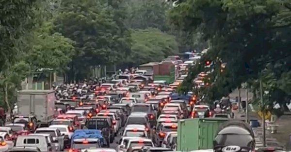 Jembatan Belokallong Macet Total, Warga Tagih Janji Jembatan Kembar!