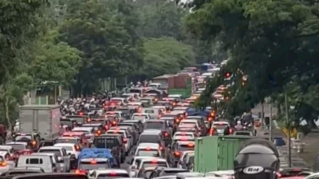 Antrean panjang kendaraan melintasi Jembatan Belokallong, Jeneponto, pada Senin (23/3/2026) ||Ist_aswin@harian.news 