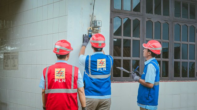 Petugas PLN memeriksa kWh meter pelanggan di Kota Pare-Pare, Sulawesi Selatan. (Foto: PLN)