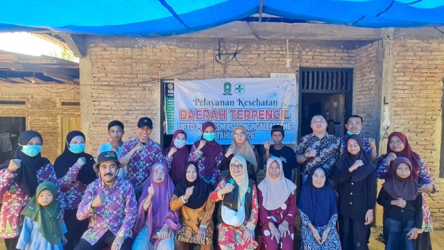 Kadis Kesehatan Sinjai turun langsung ke lapangan, Kamis (26/3). (Dok. Ist)