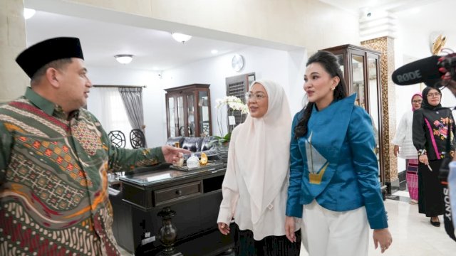 Wali Kota Makassar Munafri "Appi" menerima Gubernur Sherly di Rujabnya, Sabtu (28/3). 