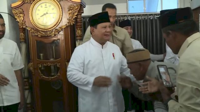 Presiden Prabowo Subianto menyalami warga Aceh Tamiang saat momen perayaan Idulfitri 1447 Hijriah|| tangkaplayar_YouTube Sekretariat Presiden
