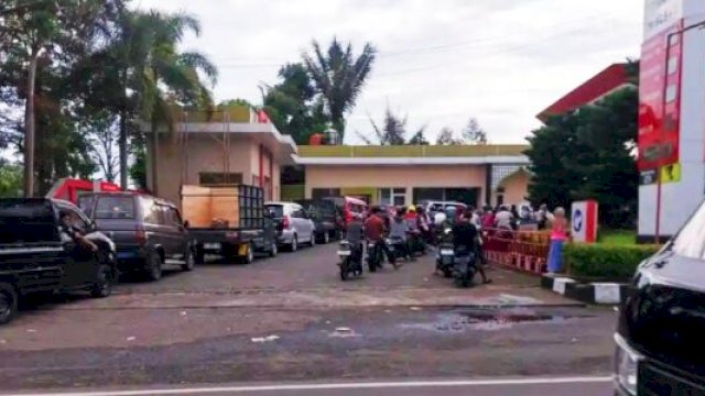 Antrean kendaraan di SPBU Tanete Bulukumba, Rabu (25/3/2026) &mdash;pemerintah imbau tidak perlu panic buying meski krisis energi global memanas ||ho_harian.news 