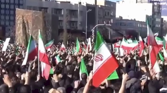Ribuan warga Iran turun ke jalan berkabung pasca kematian pimpinan tertinggi. (Dok. Screenshoot)