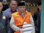 Eks Menag Yaqut Diborgol dan Dibawa ke Mobil Tahanan KPK