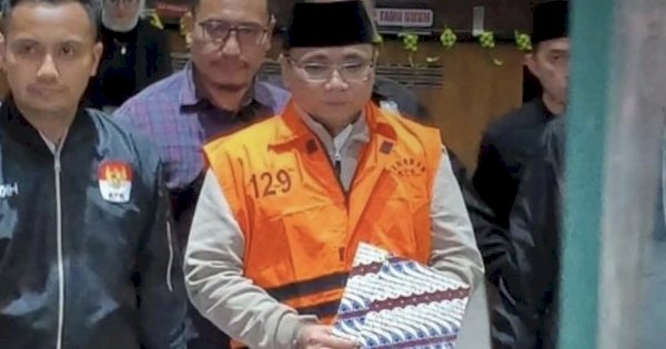 Eks Menag Yaqut Diborgol dan Dibawa ke Mobil Tahanan KPK