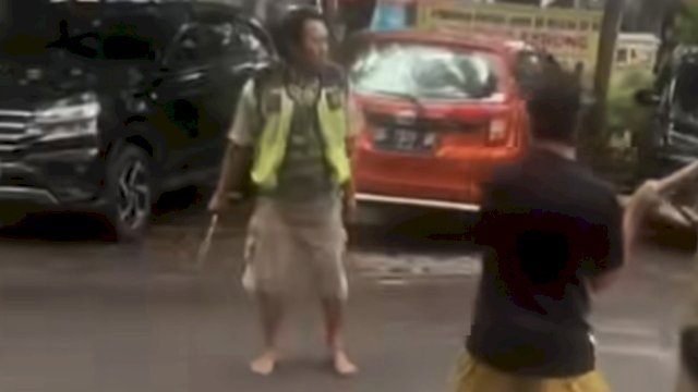 Oknum jukir liar mengeluarkan senjata tajam hingga dikejar warga di Antang. (Dok. Screenshoot)