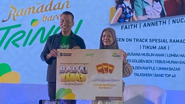 Penyerahan hadiah Badai Emas kepada nasabah di momen Ramadan Bareng TRING di Mall Panakkukang Makassar. (Foto: Gita/HN)