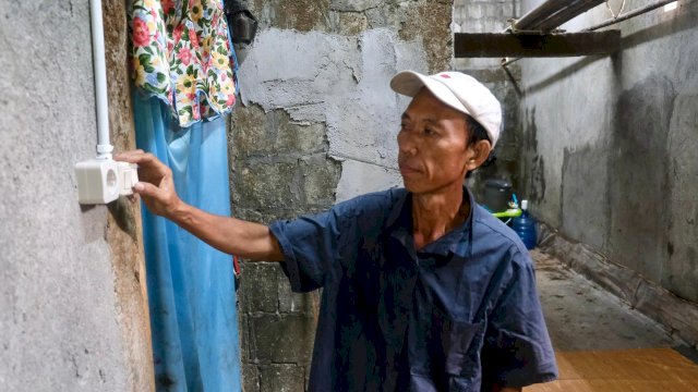 Abdul Rajab (55), seorang buruh harian lepas dan salah satu penerima bantuan pemasangan baru listrik gratis dari program Light Up The Dream di Kota Makassar, Sulawesi Selatan, mengaku bersyukur dengan adanya bantuan pemasangan listrik baru dari PLN. (Foto: PLN) 