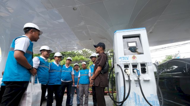 Direktur Manajemen Risiko PT PLN (Persero), Adi Lumakso bersama jajaran manajemen PLN UID Sulselrabar tengah menyapa pengguna mobil listrik di SPKLU Mattoanging dalam rangka meninjau kesiapan SPKLU di kantor PLN ULP Mattoanging pada Rabu (24/12). (Foto: PLN)