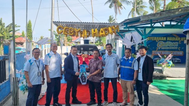 PT PLN (Persero) memberikan hadiah utama mobil listrik kepada pemenang program Gelegar PLN Mobile 2025 di Kabupaten Buton Tengah, Provinsi Sulawesi Tenggara. General Manager PT PLN (Persero) Unit Induk Distribusi Sulawesi Selatan, Sulawesi Tenggara dan Sulawesi Barat (UID Sulselrabar), Edyansyah menyerahkan langsung hadiah satu unit mobil listrik kepada Busra, pelanggan PLN di Kabupaten Buton Tengah. (Foto: PLN)