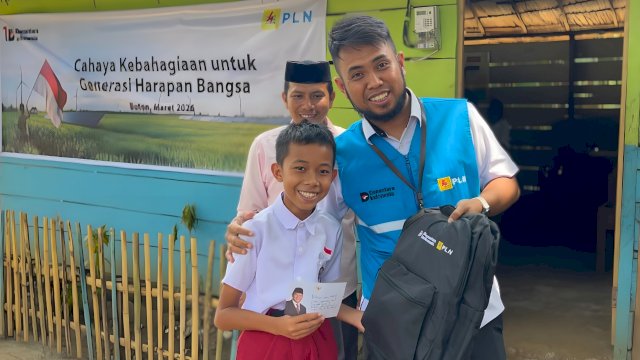 Manager ULP Pasar Wajo menyerahkan paket perlengkapan sekolah. (Foto: PLN)
