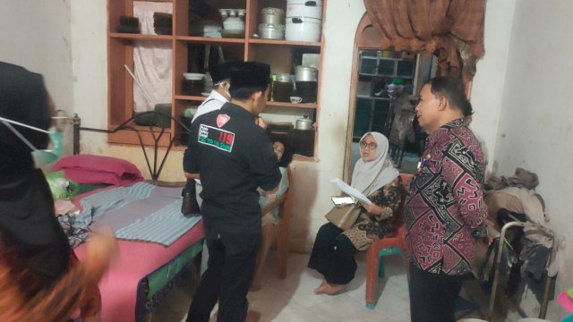 Kadinkes Sinjai baju batik yang sedang duduk. (Dok. BGS/HN)