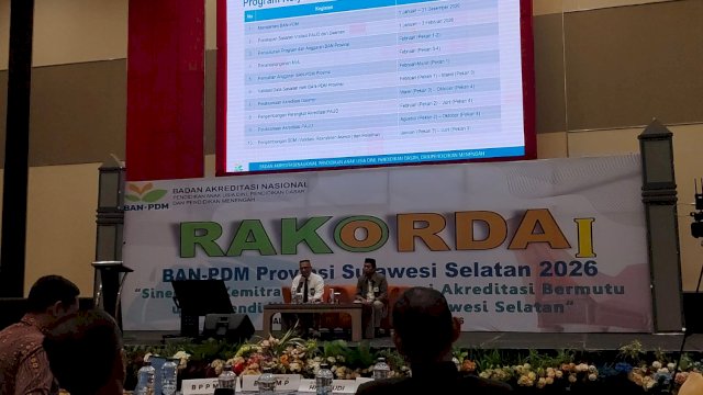 Ketua BAN-PDM Provinsi Sulawesi Selatan, Dr. Abdi, M.Pd, memaparkan 10 program kerja akreditasi tahun 2026 pada Rapat Koordinasi Daerah (Rakorda) I BAN-PDM Sulsel di Hotel Dalton Makassar, Jumat (13/3/2026). Program kerja tersebut mencakup penetapan sasaran visitasi, validasi data akreditasi, pelaksanaan akreditasi PAUD dan pendidikan dasar-menengah, hingga pengembangan sumber daya manusia asesor.