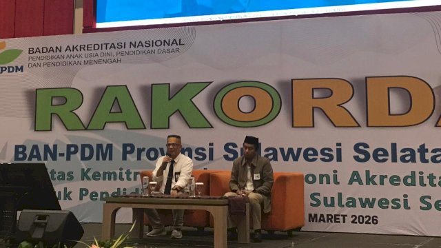 Ketua BAN-PDM Provinsi Sulawesi Selatan, Dr. Abdi, M.Pd, memaparkan data hasil akreditasi serta target visitasi satuan pendidikan tahun 2026 pada Rapat Koordinasi Daerah (Rakorda) I BAN-PDM Sulsel di Hotel Dalton Makassar, Jumat (13/3/2026). Pemaparan tersebut menjadi bagian dari upaya pemetaan mutu pendidikan dan perencanaan akreditasi di Sulawesi Selatan.