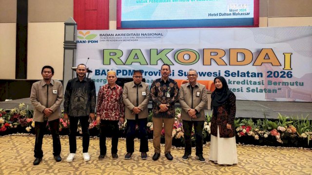 Kepala Kantor Wilayah Kementerian Agama Provinsi Sulawesi Selatan, Dr. H. Ali Yafid, M.Pd, berfoto bersama pengurus BAN-PDM Provinsi Sulawesi Selatan saat pelaksanaan Rapat Koordinasi Daerah (Rakorda) I di Hotel Dalton Makassar, Sabtu (14/3/2026). Kegiatan ini menjadi forum penguatan koordinasi dalam mendukung peningkatan mutu pendidikan dan program akreditasi di Sulawesi Selatan.