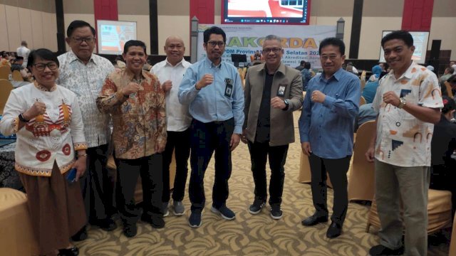 Kepala Balai Besar Penjaminan Mutu Pendidikan (BBPMP) Provinsi Sulawesi Selatan, Dr. Ir. Imran, S.Kom., M.T., bersama pengurus BAN-PDM Provinsi Sulawesi Selatan dan peserta berfoto bersama saat pelaksanaan Rapat Koordinasi Daerah (Rakorda) I di Hotel Dalton Makassar, Sabtu (14/3/2026). Kegiatan ini menjadi forum penguatan koordinasi dan sinergi antar pemangku kepentingan dalam mendukung peningkatan mutu pendidikan di Sulawesi Selatan.