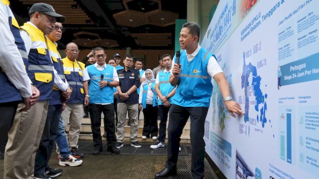 General Manager PLN UID Sulselrabar, Edyansyah (kanan) tengah menjelaskan kesiapan pasokan listrik dan SPKLU jelang Idul Fitri 1447 H di hadapan Staf Khusus Menteri ESDM, Muhammad Mahmud Azhar Lubis (ketiga dari kiri) dan Direktur Manajemen Risiko PLN, Adi Lumakso (kelima dari kiri) di Kota Makassar pada Sabtu (14/3). (Foto: PLN)