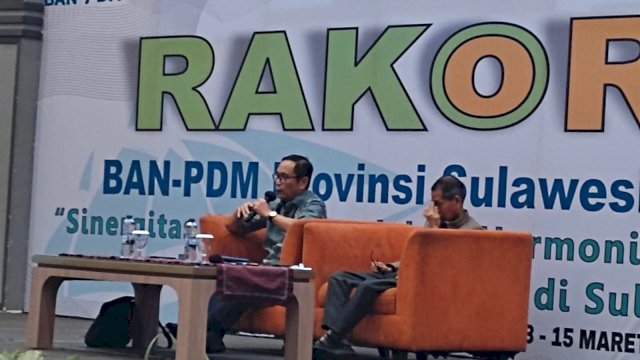 Ketua Dewan Pendidikan Provinsi Sulawesi Selatan Prof. Dr. H. Arismunandar, M.Pd memaparkan materi pada Rapat Koordinasi Daerah (Rakorda) I BAN-PDM Sulsel di Hotel Dalton Makassar, Sabtu (14/3/2026). Dalam pemaparannya, ia menyoroti potret akreditasi sekolah di Sulawesi Selatan serta pentingnya kolaborasi berbagai pihak dalam meningkatkan mutu pendidikan.
