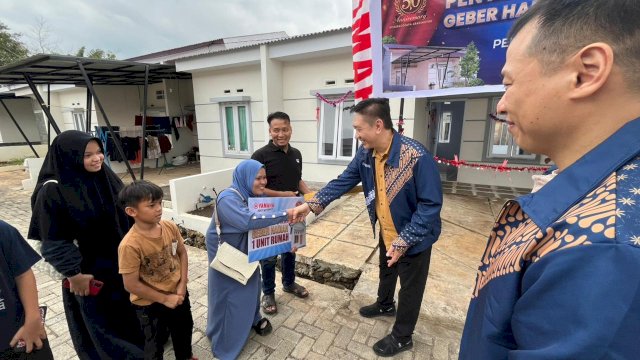 Satriani (baju biru) yang beruntung menjadapatkan hadiah rumah dari SJAM di HUT ke-50. (Foto: SJAM)