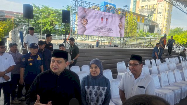 Wali Kota Makassar dan Wakil Wali Kota Makassar meninjau persiapan pelaksanaan Idulfitri di Karebosi Makassar, Jumat (20/3). (Dok. Humas)